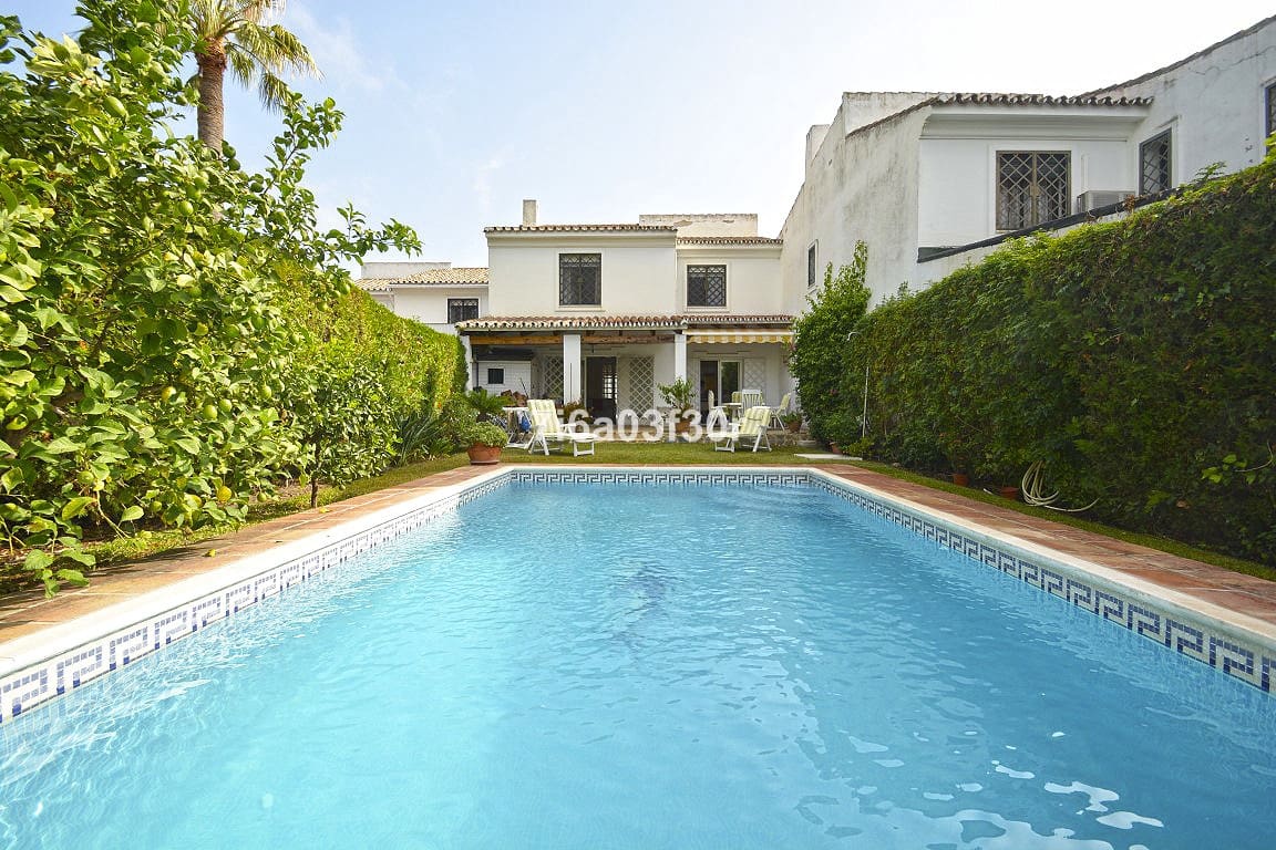 4 bedroom Townhouse for rent in San Pedro de Alcantara with pool garage - € 2,400 (Ref: 9626649)