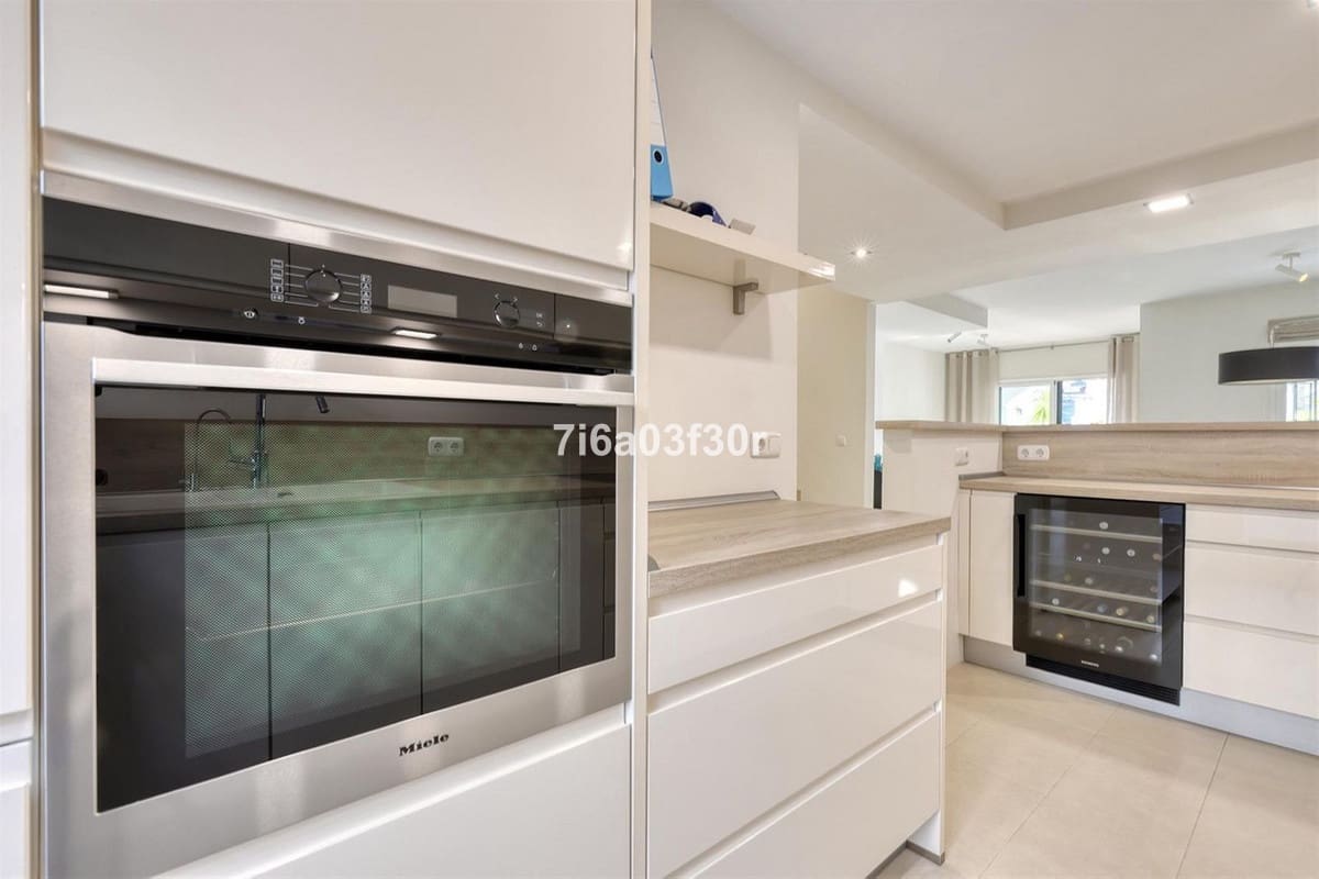 4 makuuhuone Omakotitalo myytävänä paikassa San Pedro de Alcantara mukana uima-altaan 
autotalli - 1 475 000 € (Ref: 9643362)