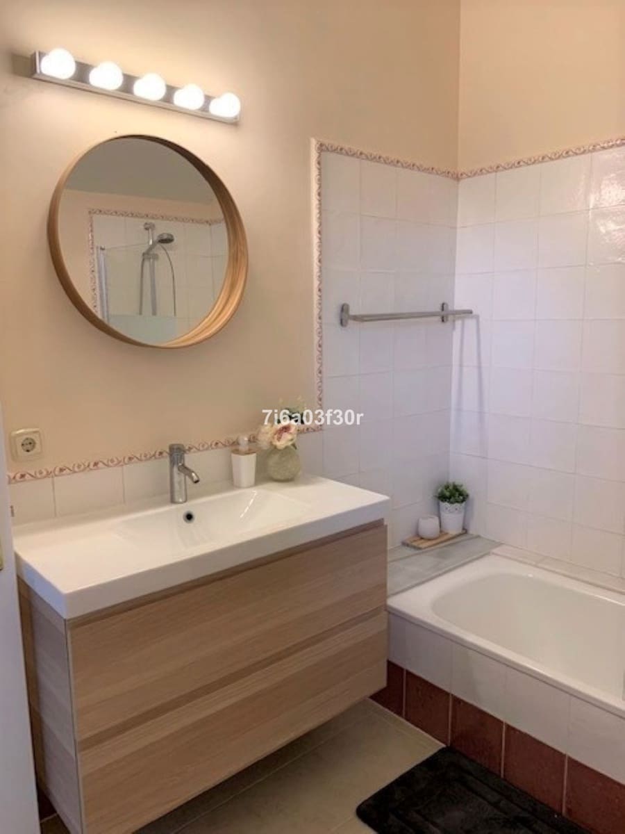 Appartement de 3 chambres de location de vacances à Guadalmina avec piscine garage - 1 700 € (Ref: 9707767)