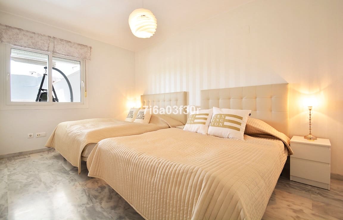 2 sovrum Lägenhet för semesterbostäder i Puerto Banus med pool garage - 1 200 € (Ref: 9757813)