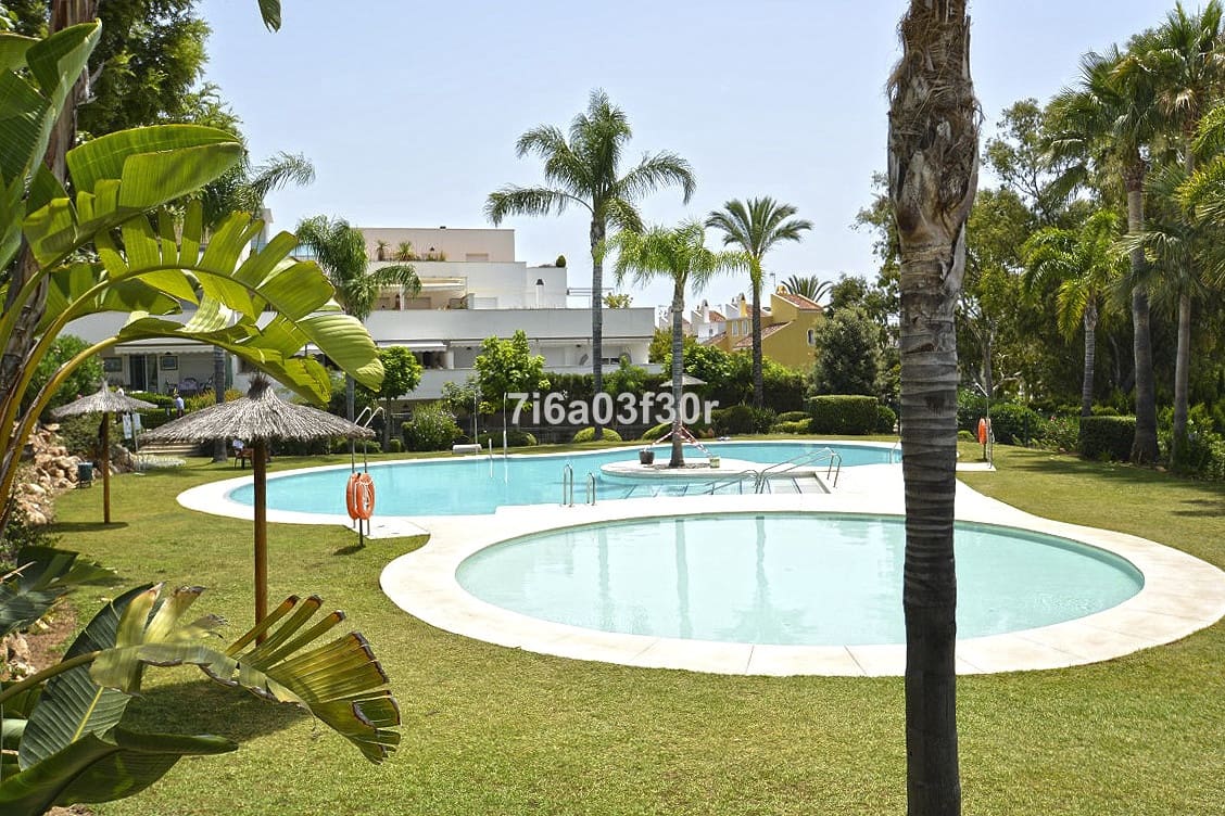 2 sovrum Lägenhet för semesterbostäder i Puerto Banus med pool garage - 1 200 € (Ref: 9757813)