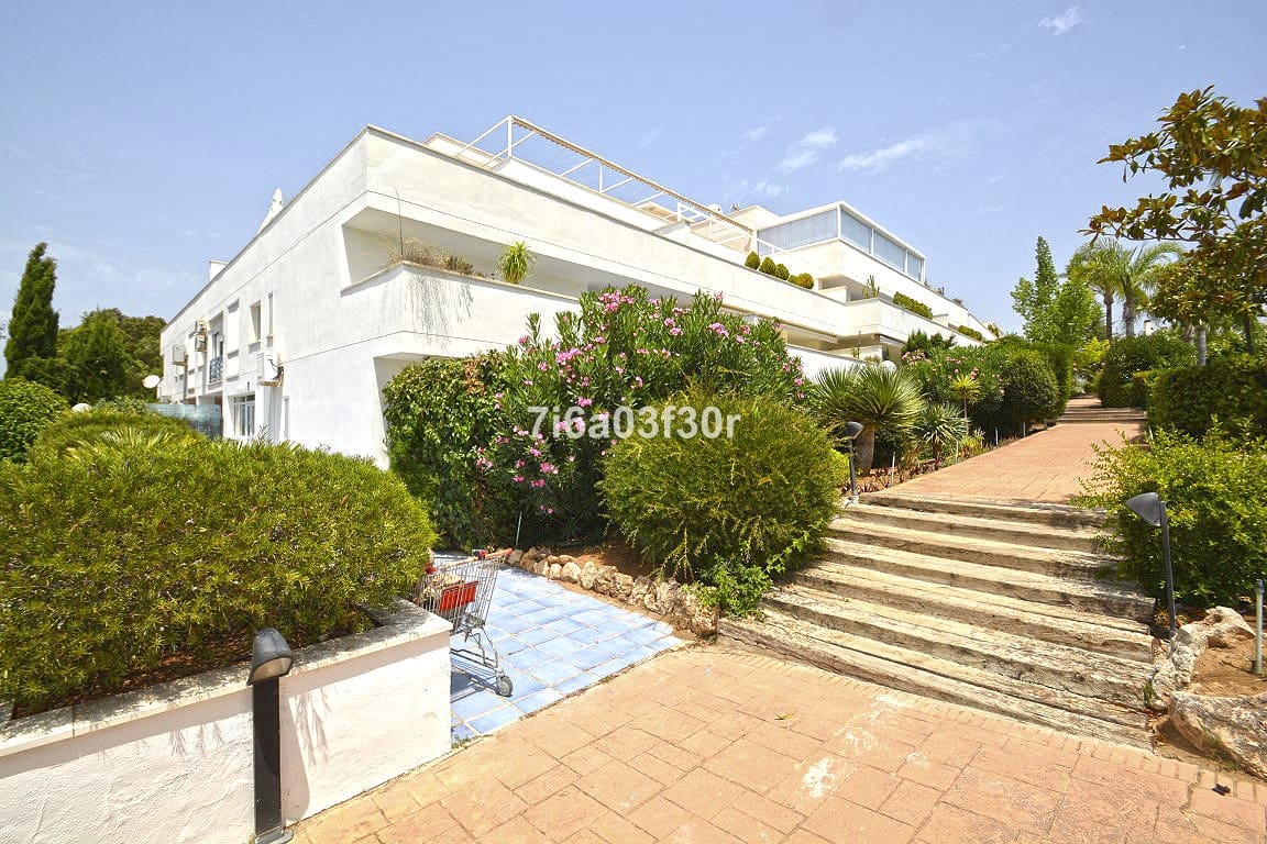 2 sovrum Lägenhet för semesterbostäder i Puerto Banus med pool garage - 1 200 € (Ref: 9757813)