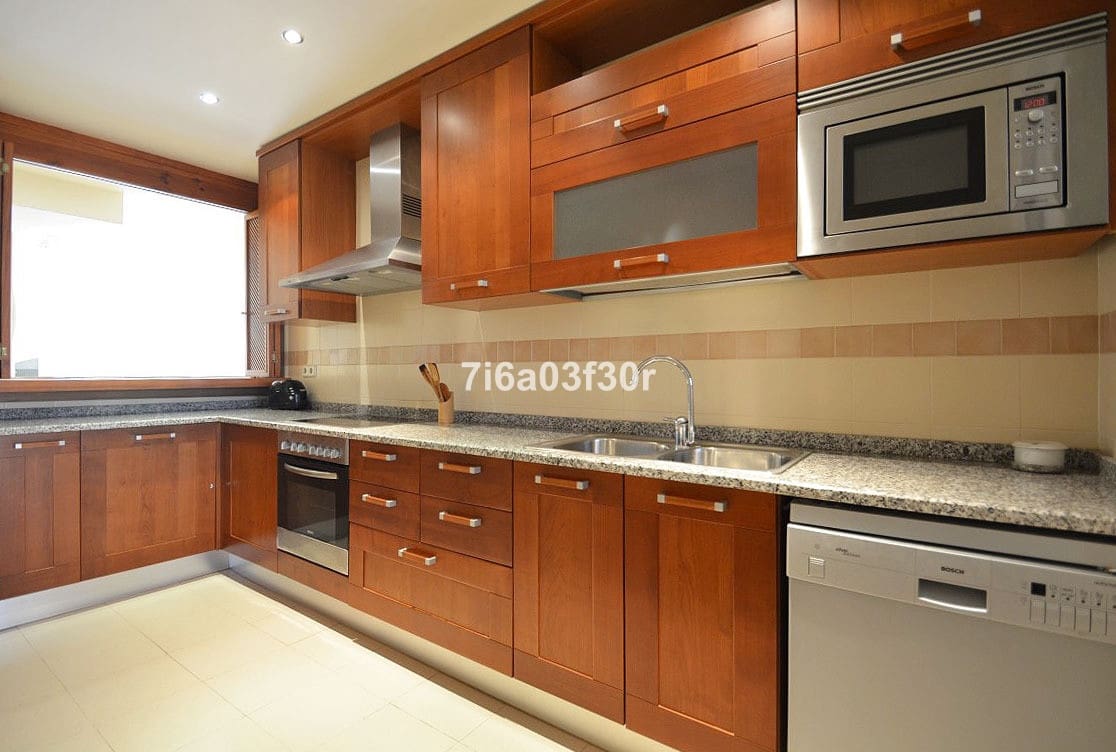 2 bedroom Apartment for holiday rental in Puerto Banus with pool garage - € 1,000 (Ref: 9757814)