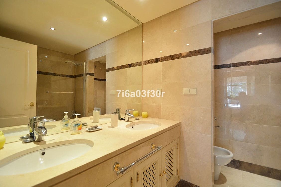 2 bedroom Apartment for holiday rental in Puerto Banus with pool garage - € 1,000 (Ref: 9757814)