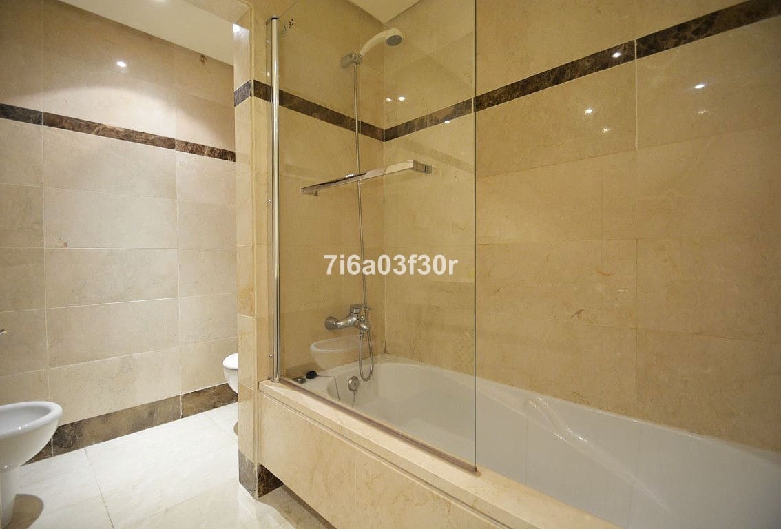 2 bedroom Apartment for holiday rental in Puerto Banus with pool garage - € 1,000 (Ref: 9757814)