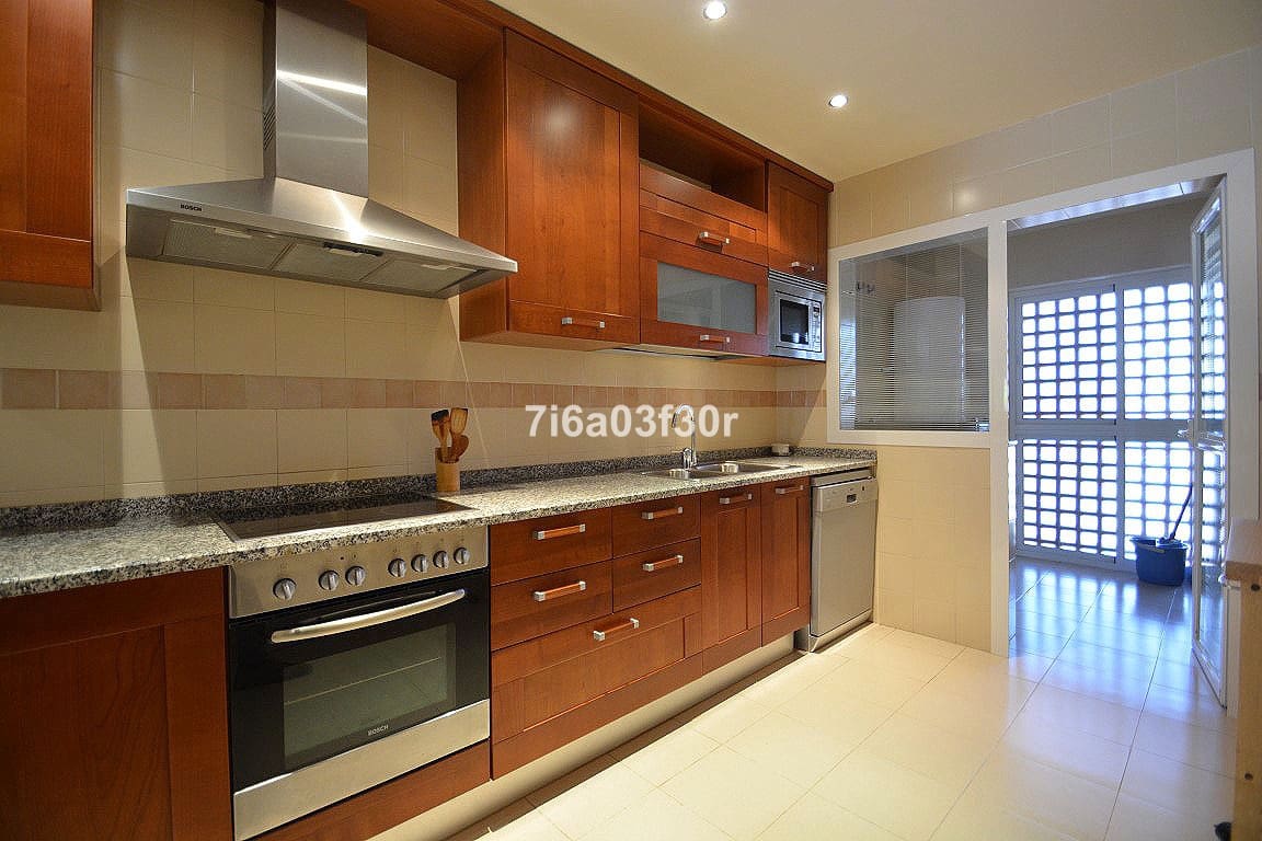 2 bedroom Apartment for holiday rental in Puerto Banus with pool garage - € 1,000 (Ref: 9757814)