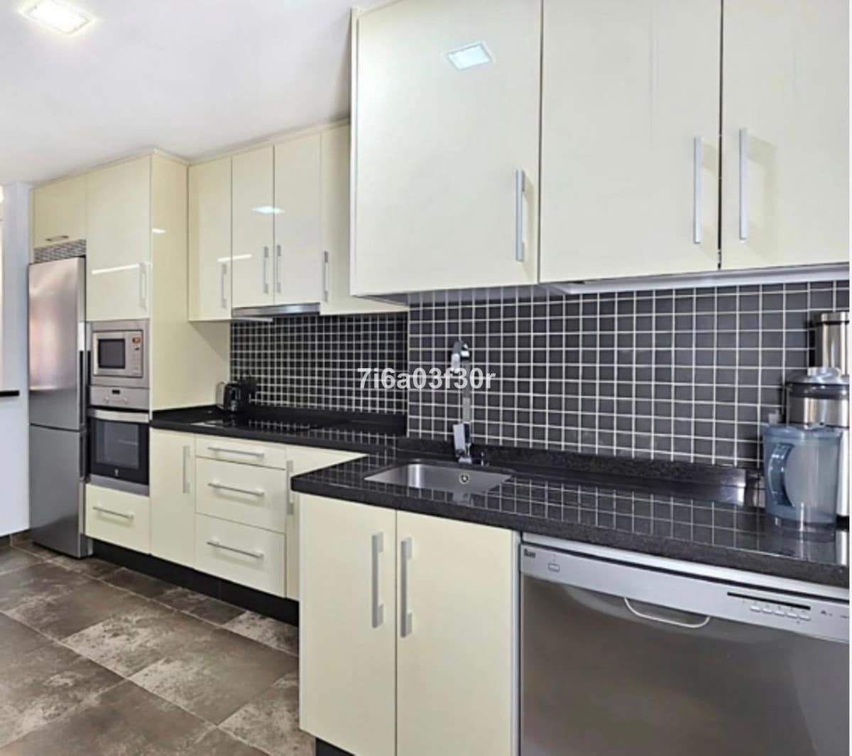 2 sovrum Lägenhet till salu i Estepona med pool garage - 495 000 € (Ref: 9763458)