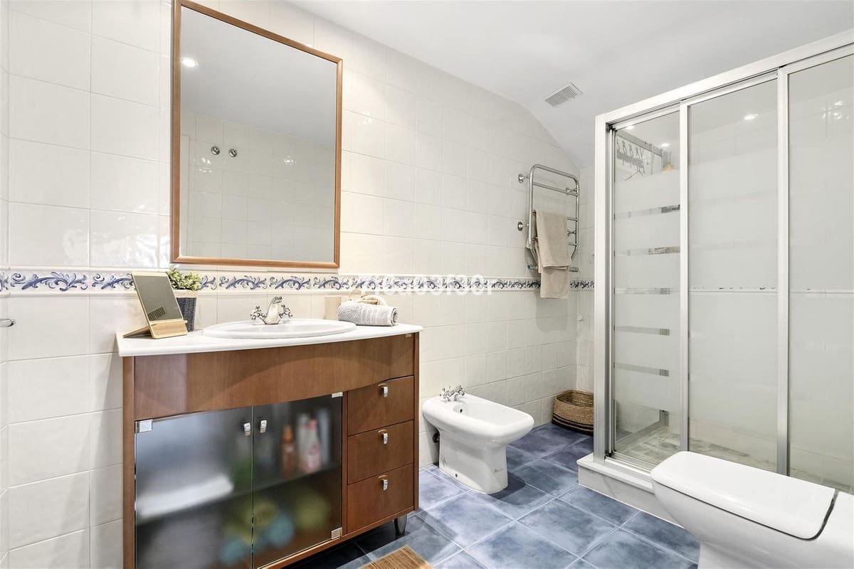 3 bedroom Apartment for sale in San Pedro de Alcantara with pool garage - € 930,000 (Ref: 9795648)