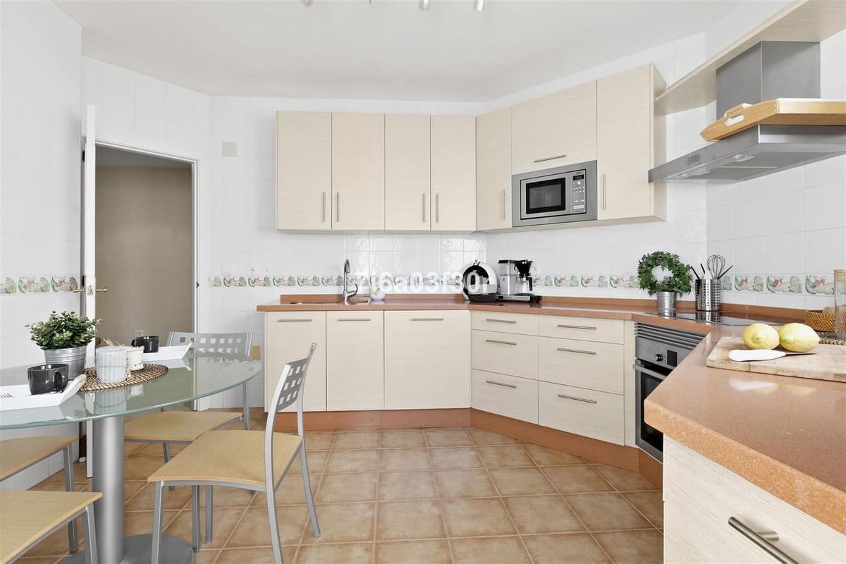 3 bedroom Apartment for sale in San Pedro de Alcantara with pool garage - € 930,000 (Ref: 9795648)