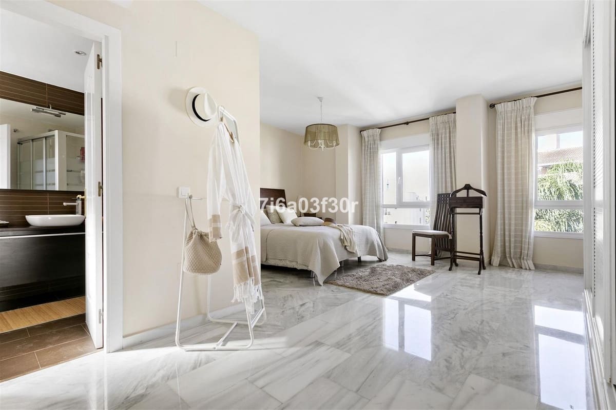 Apartamento de 3 habitaciones en San Pedro de Alcantara en alquiler con piscina garaje - 3.300 € (Ref: 9795649)