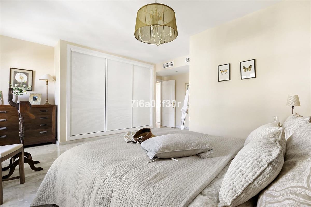 Apartamento de 3 habitaciones en San Pedro de Alcantara en alquiler con piscina garaje - 3.300 € (Ref: 9795649)