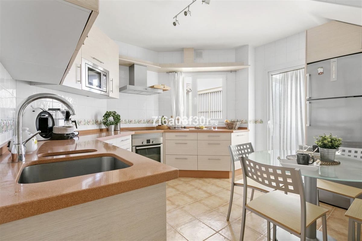 Apartamento de 3 habitaciones en San Pedro de Alcantara en alquiler con piscina garaje - 3.300 € (Ref: 9795649)