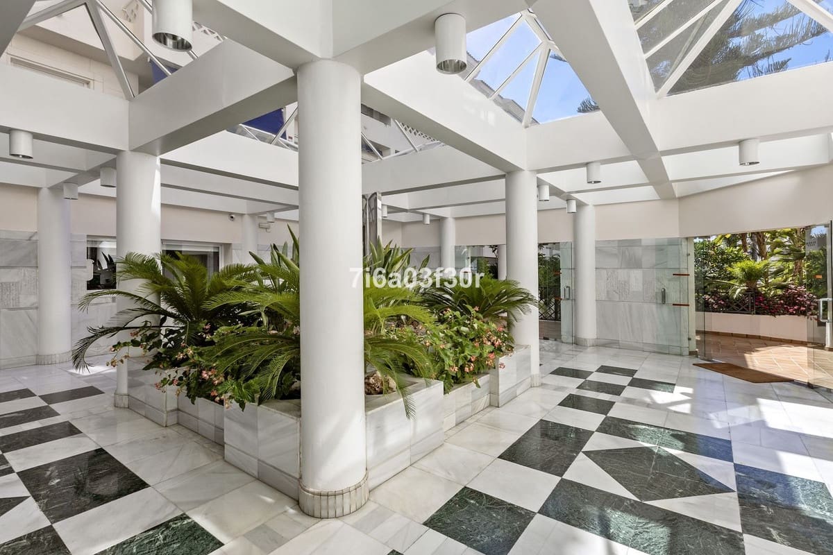 3 quarto Penthouse para arrendar em San Pedro de Alcantara com piscina garagem - 4 500 € (Ref: 9891351)