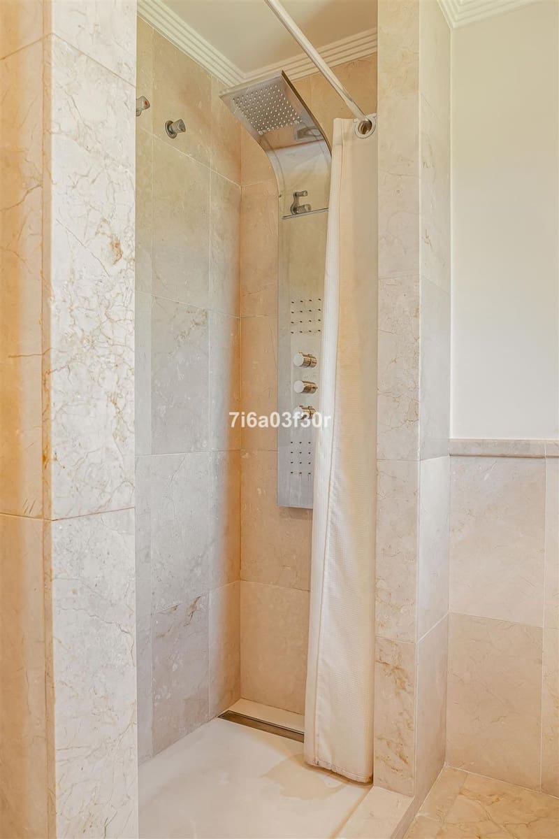 2 bedroom Apartment for sale in Marbella with pool garage - € 895,000 (Ref: 9909077)