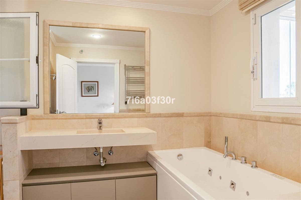 2 bedroom Apartment for sale in Marbella with pool garage - € 895,000 (Ref: 9909077)