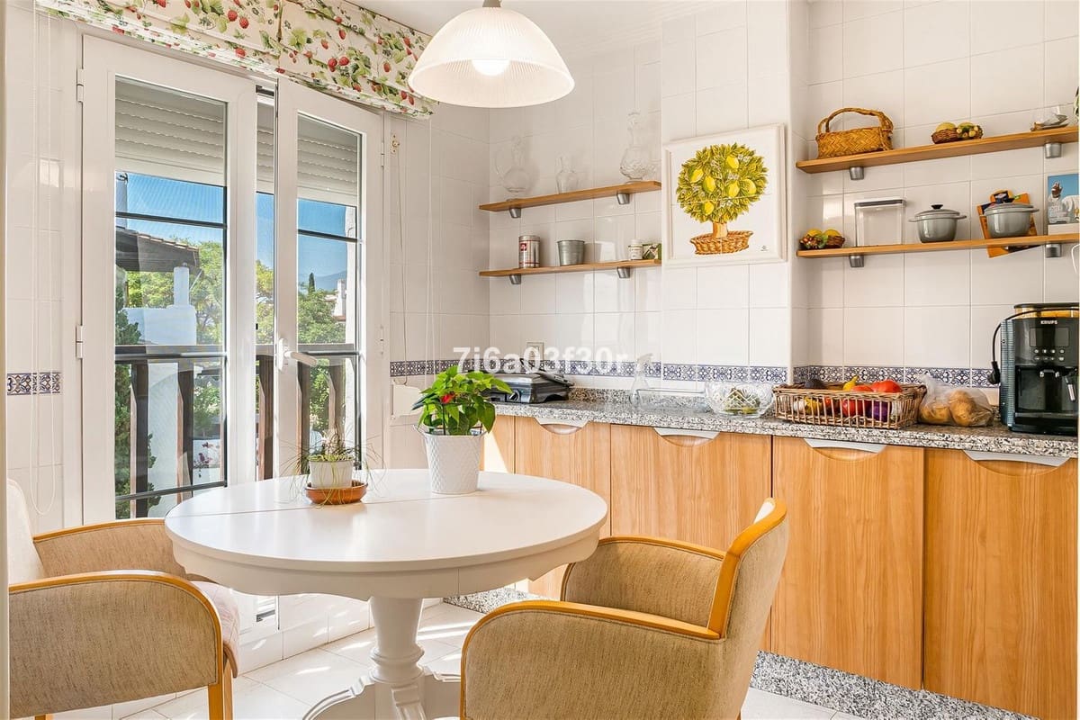 2 bedroom Apartment for sale in Marbella with pool garage - € 895,000 (Ref: 9909077)