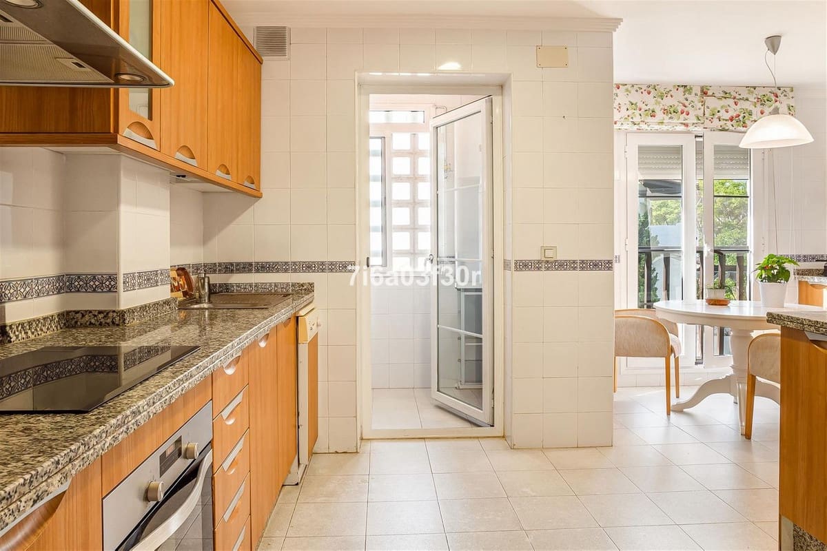 2 bedroom Apartment for sale in Marbella with pool garage - € 895,000 (Ref: 9909077)