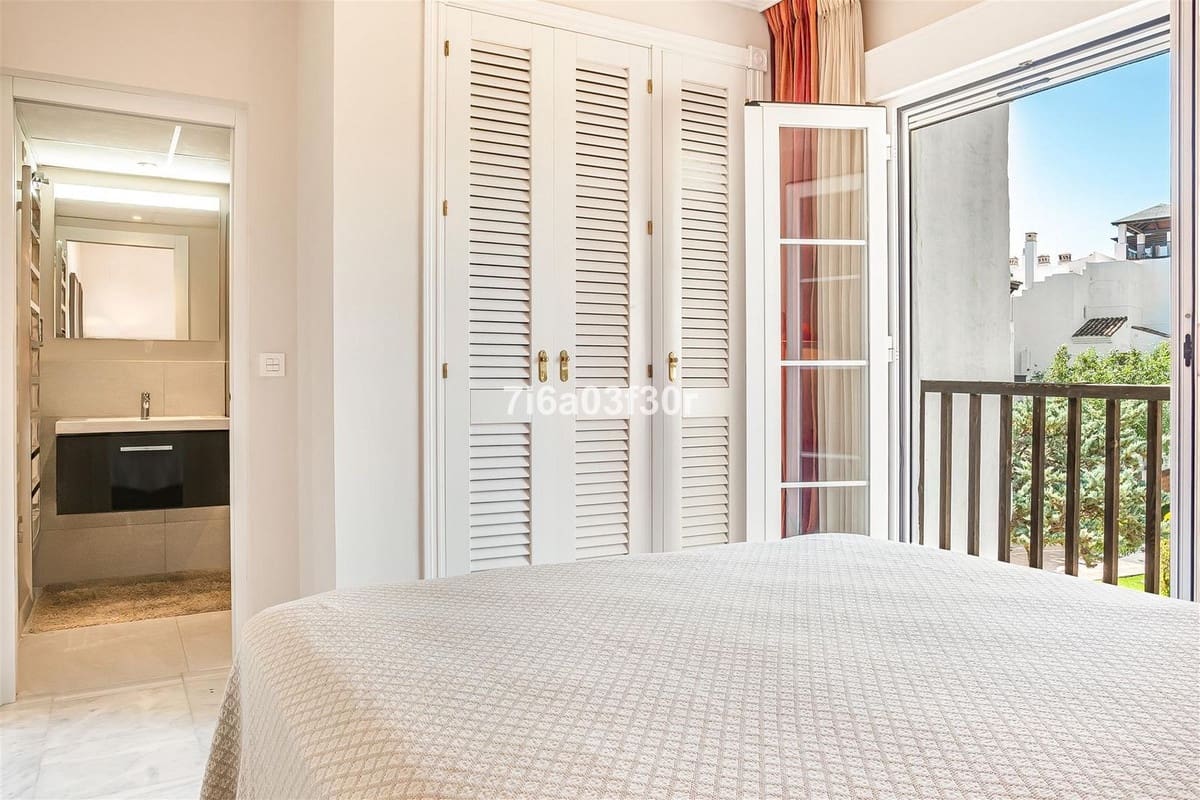 2 bedroom Apartment for sale in Marbella with pool garage - € 895,000 (Ref: 9909077)