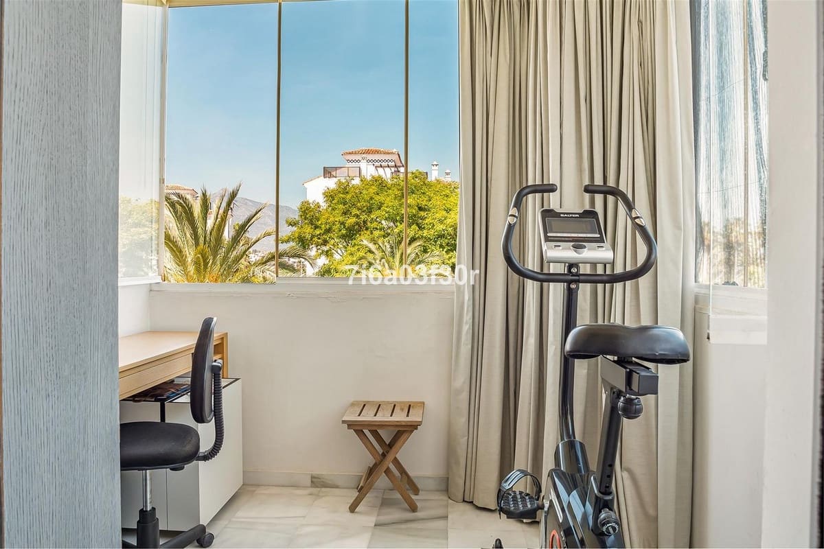 2 bedroom Apartment for sale in Marbella with pool garage - € 895,000 (Ref: 9909077)