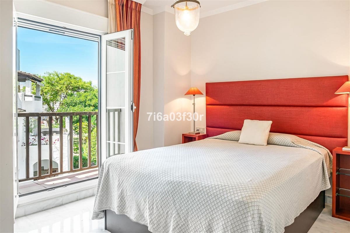 2 bedroom Apartment for sale in Marbella with pool garage - € 895,000 (Ref: 9909077)