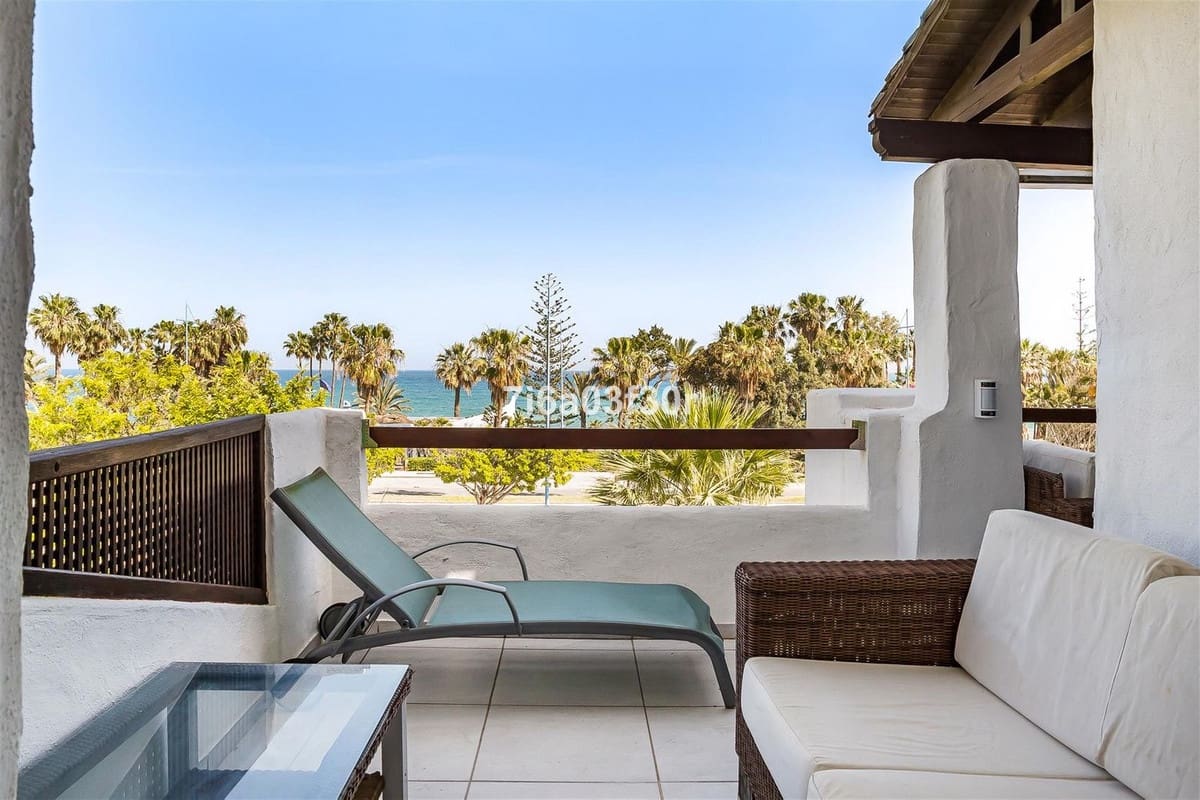 2 bedroom Apartment for sale in Marbella with pool garage - € 895,000 (Ref: 9909077)