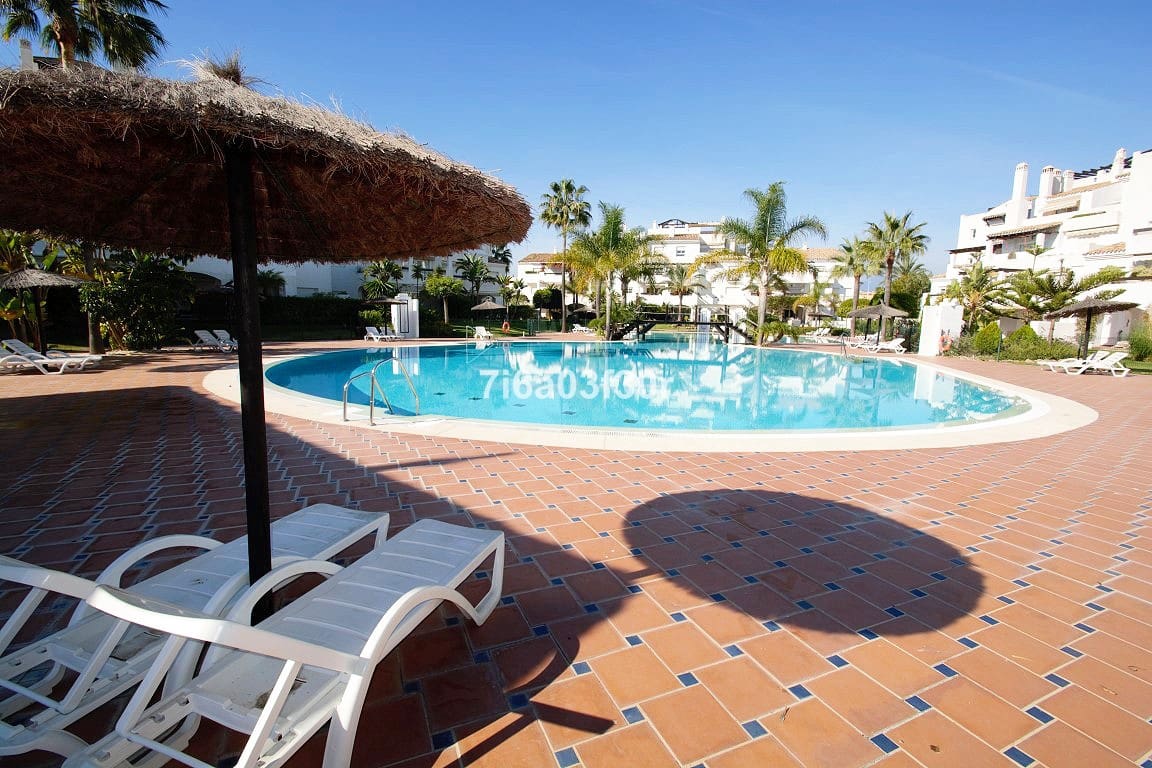 2 bedroom Apartment for sale in Marbella with pool garage - € 895,000 (Ref: 9909077)