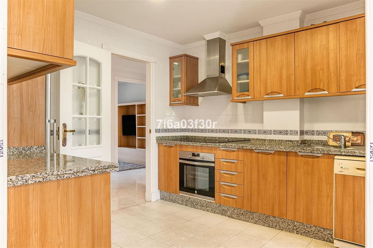 2 bedroom Apartment for sale in Marbella with pool garage - € 895,000 (Ref: 9909077)