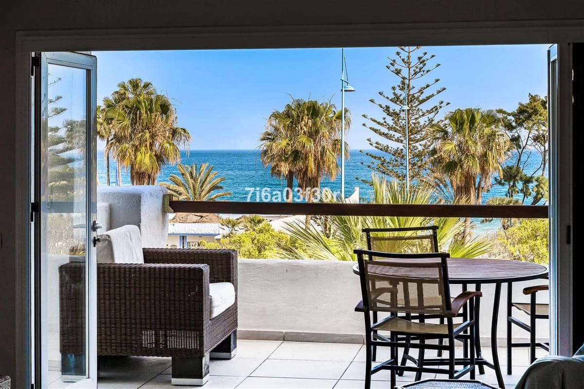 2 bedroom Apartment for sale in Marbella with pool garage - € 895,000 (Ref: 9909077)