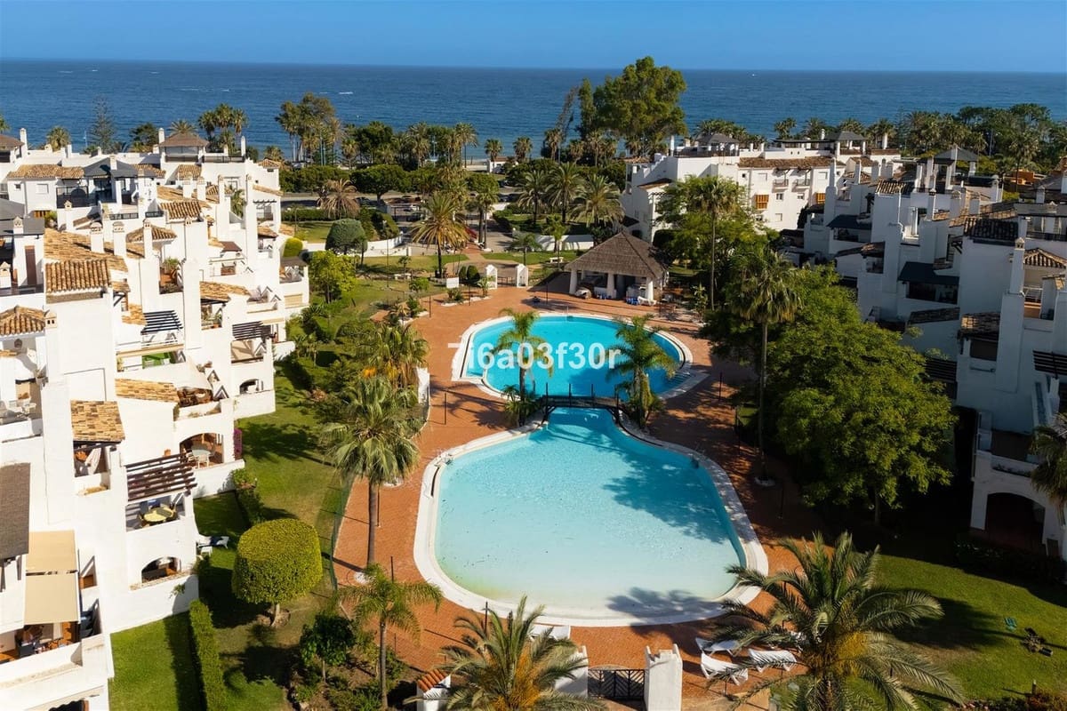 2 bedroom Apartment for sale in Marbella with pool garage - € 895,000 (Ref: 9909077)