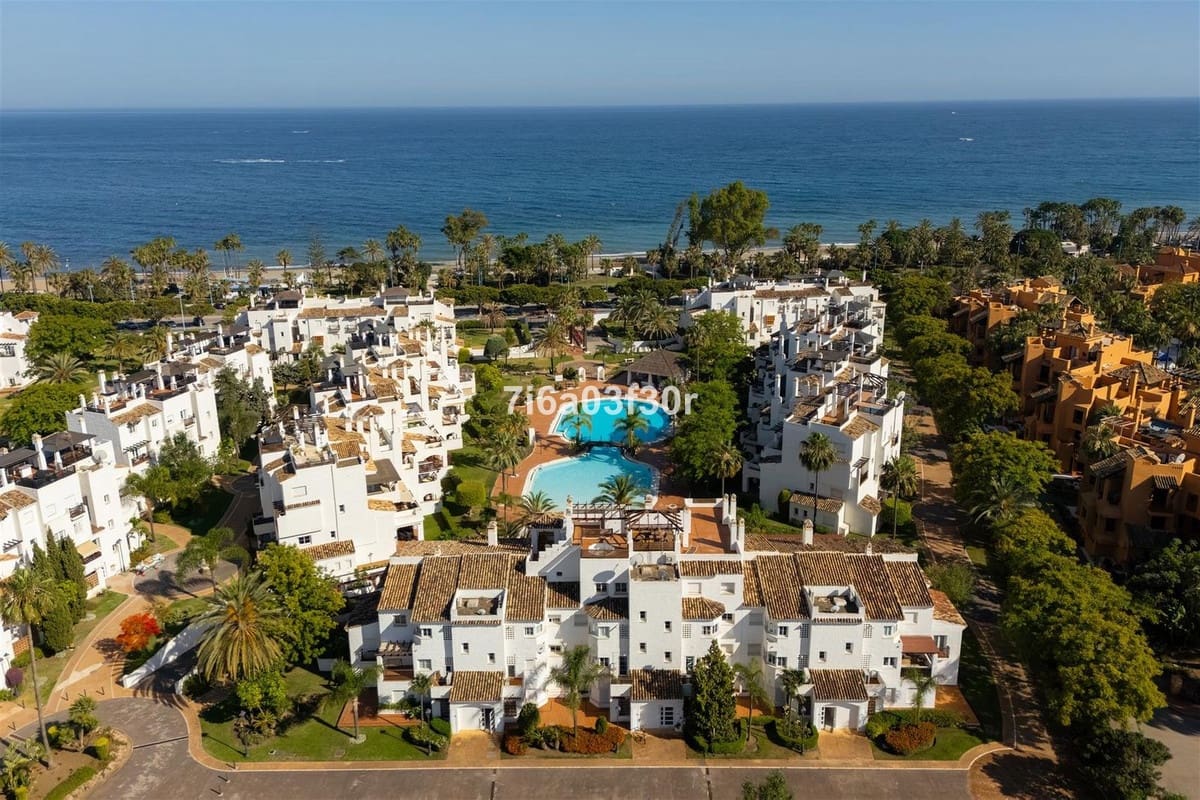 2 bedroom Apartment for sale in Marbella with pool garage - € 895,000 (Ref: 9909077)
