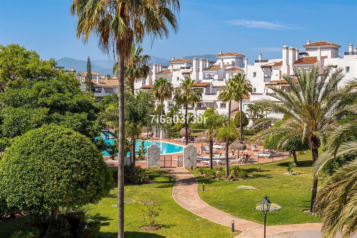 2 bedroom Apartment for sale in Marbella with pool garage - € 895,000 (Ref: 9909077)