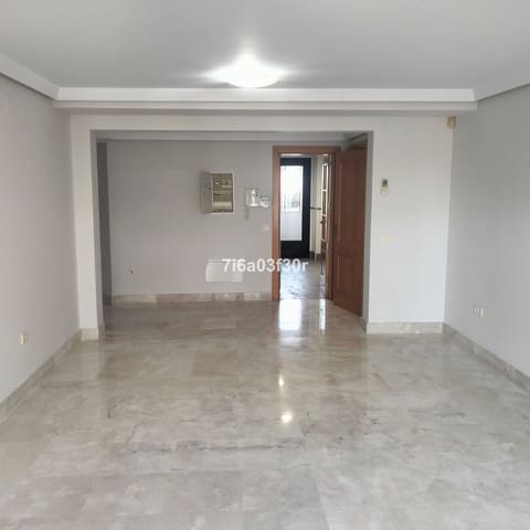 3 quarto Apartamento para arrendar em San Pedro de Alcantara, Marbella com piscina garagem - 1 600 € (Ref: 9937144)