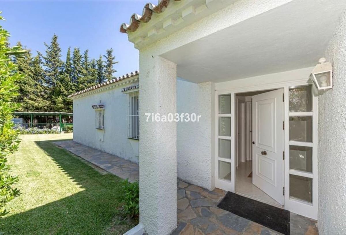 Villa/Maison de 4 chambres à louer à Guadalmina avec garage - 2 500 € (Ref: 9981414)