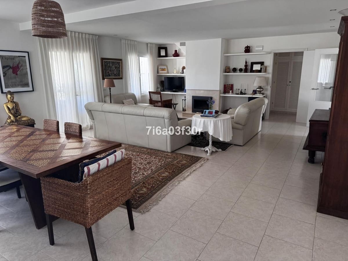 Villa/Maison de 4 chambres à louer à Guadalmina avec garage - 2 500 € (Ref: 9981414)