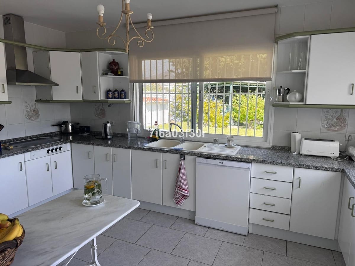 Villa/Maison de 4 chambres à louer à Guadalmina avec garage - 2 500 € (Ref: 9981414)