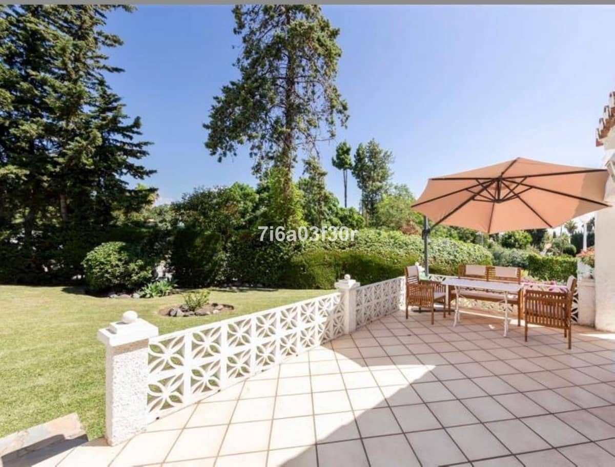 Villa/Maison de 4 chambres à louer à Guadalmina avec garage - 2 500 € (Ref: 9981414)