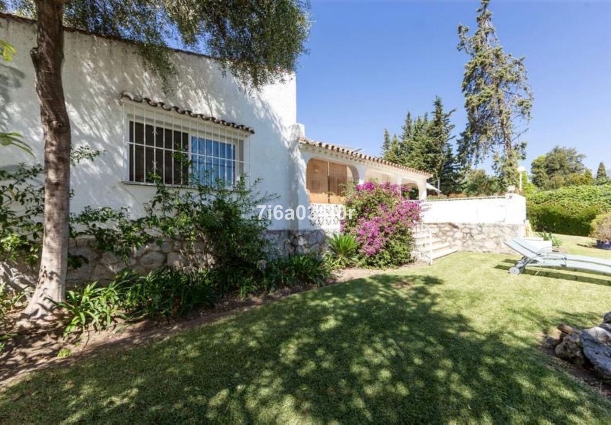 Villa/Maison de 4 chambres à louer à Guadalmina avec garage - 2 500 € (Ref: 9981414)