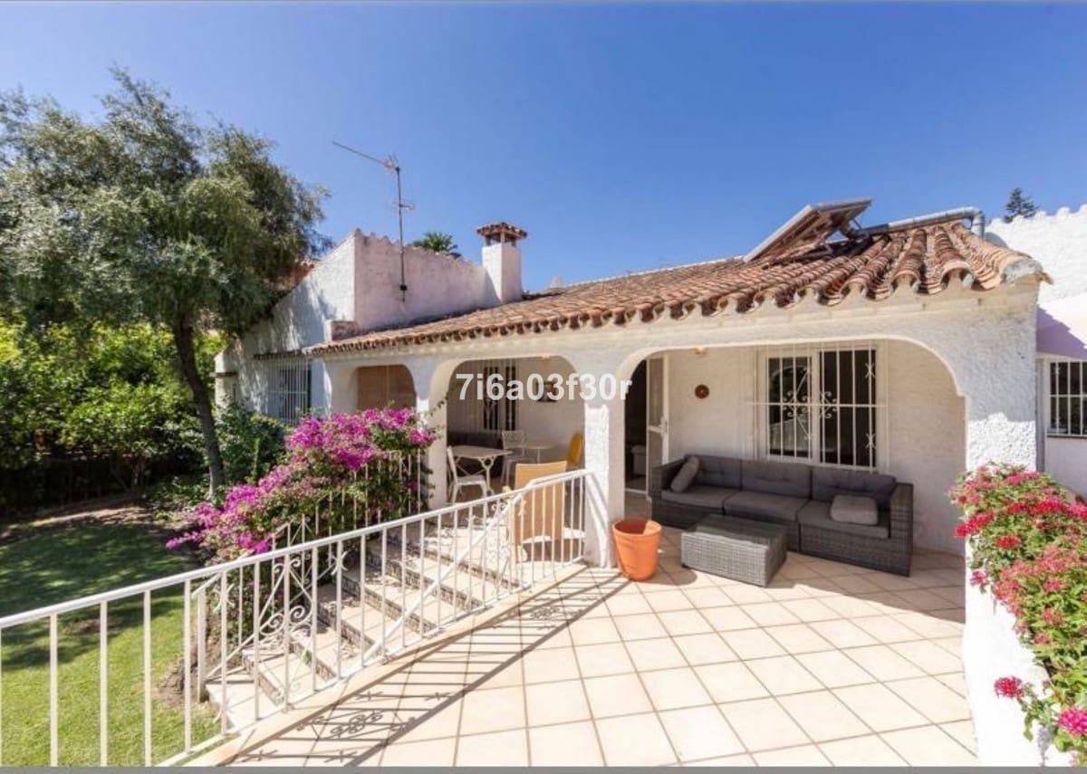 Villa/Maison de 4 chambres à louer à Guadalmina avec garage - 2 500 € (Ref: 9981414)