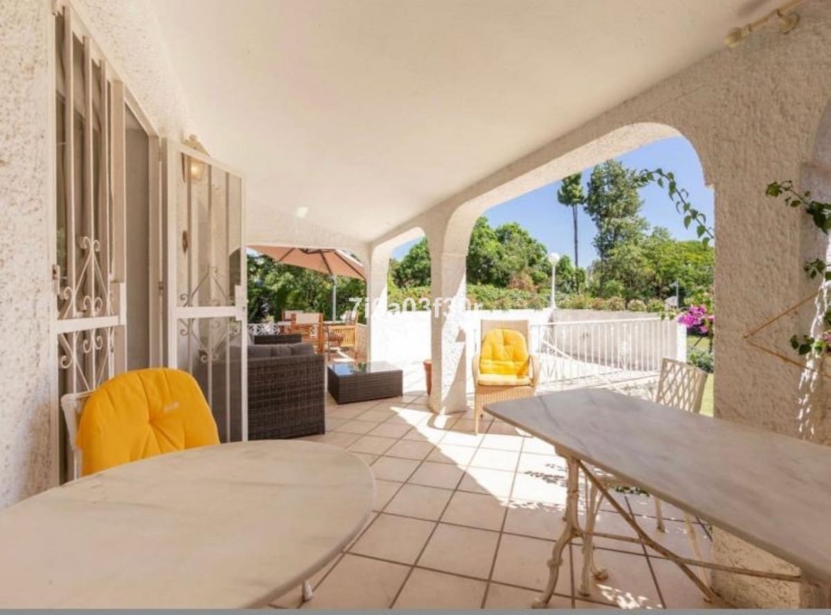 Villa/Maison de 4 chambres à louer à Guadalmina avec garage - 2 500 € (Ref: 9981414)