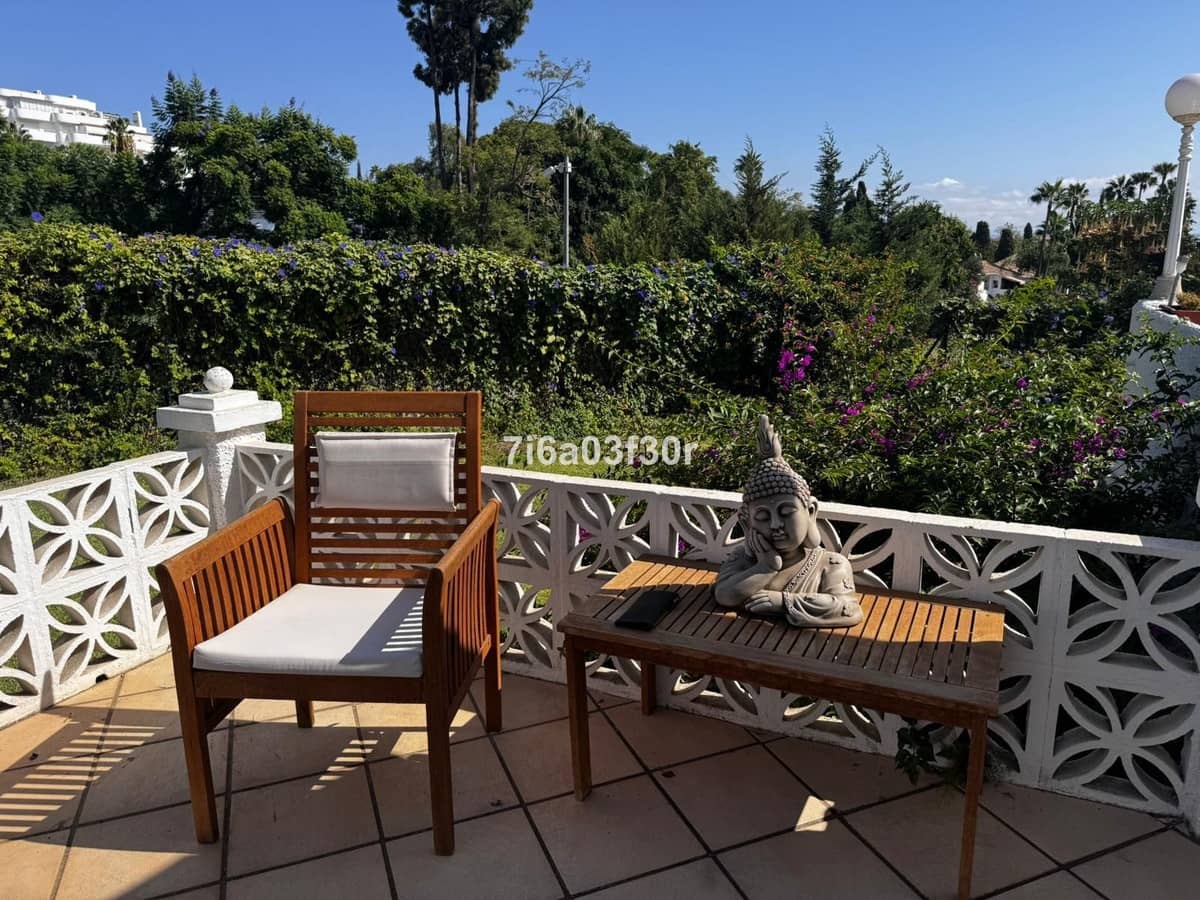 Villa/Maison de 4 chambres à louer à Guadalmina avec garage - 2 500 € (Ref: 9981414)