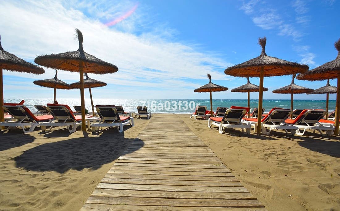 2 Zimmer Apartment zu vermieten in Puerto Banus mit Pool Garage - 2.000 € (Ref: 9996241)