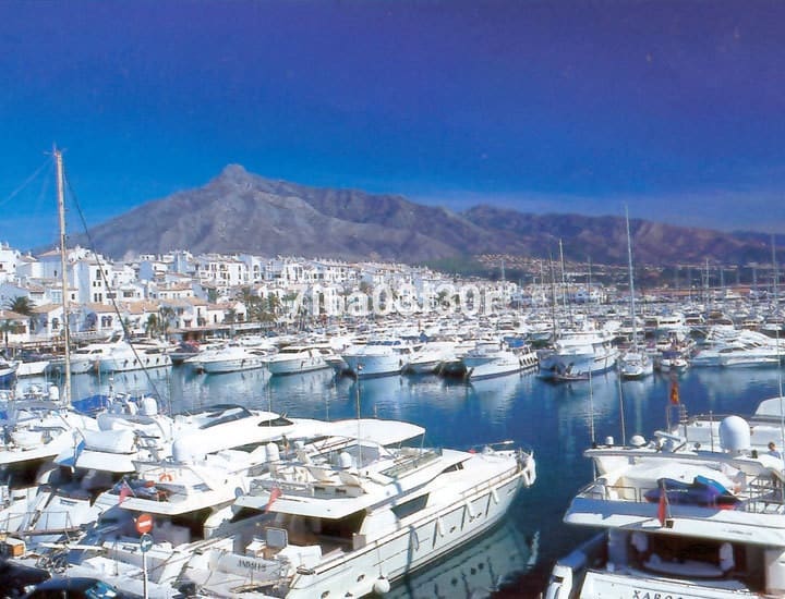 2 Zimmer Apartment zu vermieten in Puerto Banus mit Pool Garage - 2.000 € (Ref: 9996241)