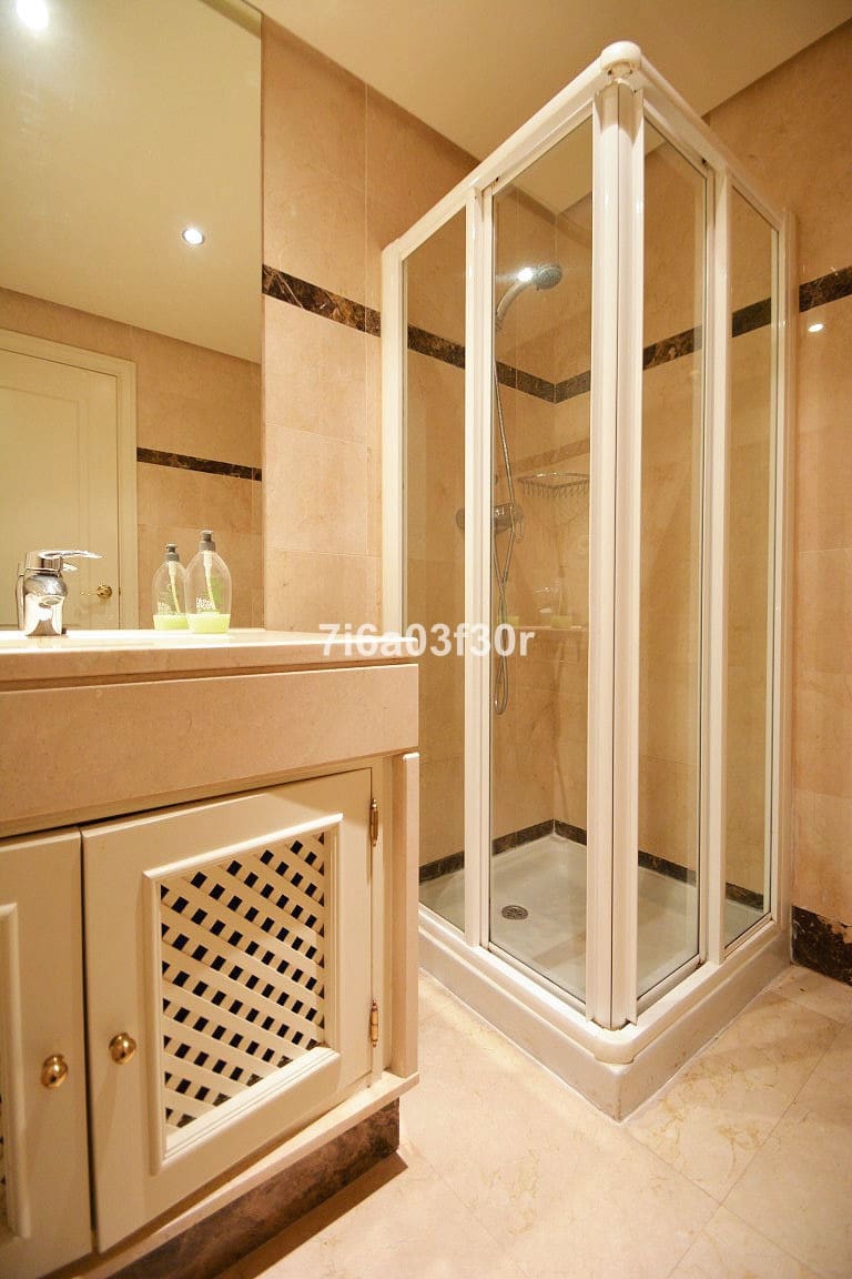 2 Zimmer Apartment zu vermieten in Puerto Banus mit Pool Garage - 2.000 € (Ref: 9996241)