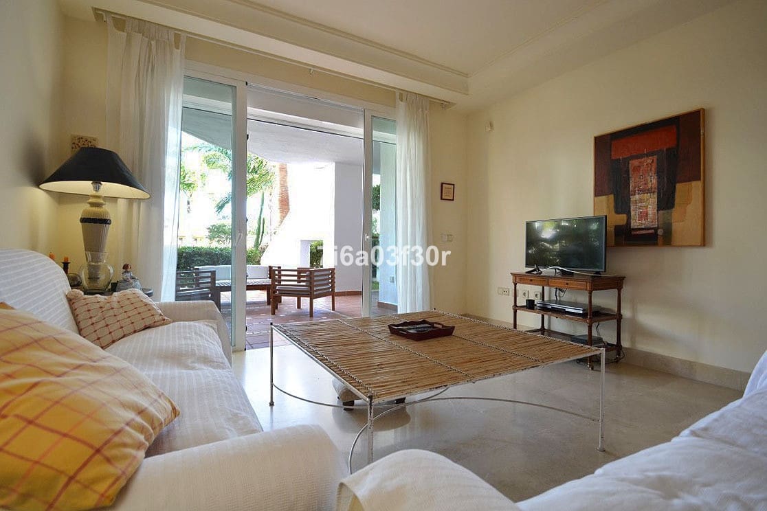 2 Zimmer Apartment zu vermieten in Puerto Banus mit Pool Garage - 2.000 € (Ref: 9996241)