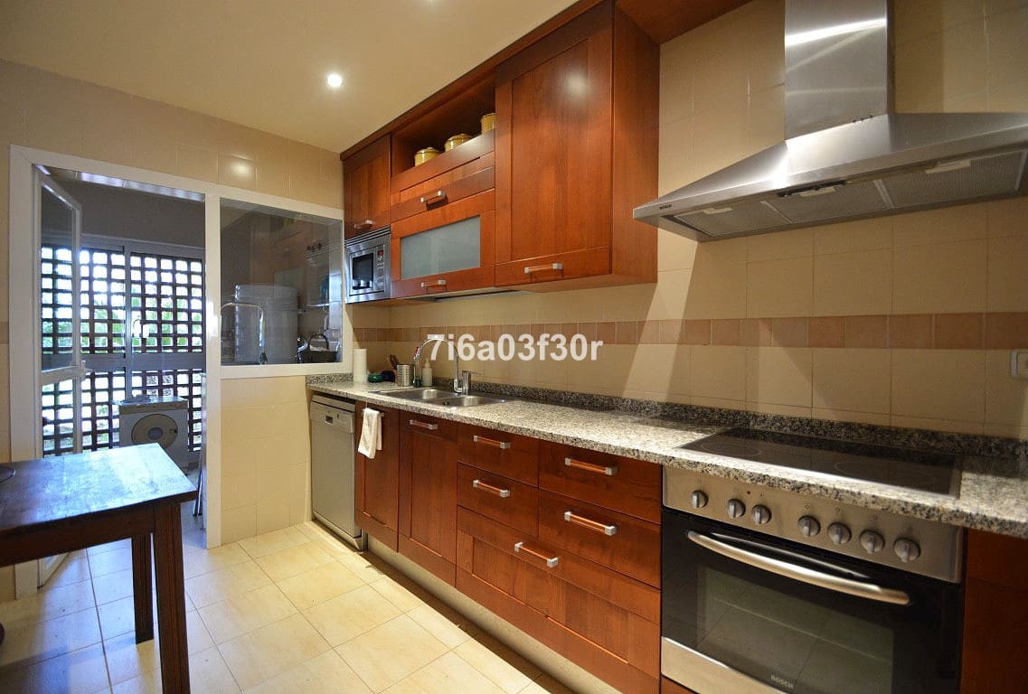 2 Zimmer Apartment zu vermieten in Puerto Banus mit Pool Garage - 2.000 € (Ref: 9996241)
