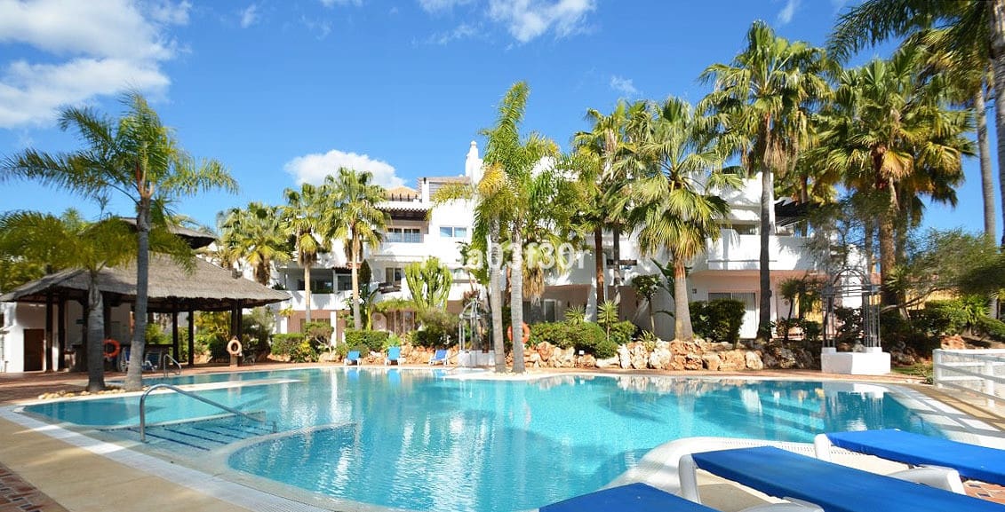 2 Zimmer Apartment zu vermieten in Puerto Banus mit Pool Garage - 2.000 € (Ref: 9996241)