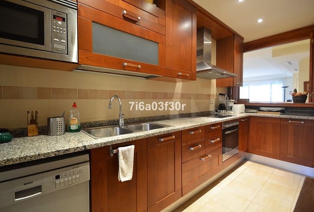 Appartement de 2 chambres de location de vacances à Puerto Banus, Marbella avec piscine garage - 1 500 € (Ref: 9996242)