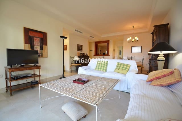 Appartement de 2 chambres de location de vacances à Puerto Banus, Marbella avec piscine garage - 1 500 € (Ref: 9996242)