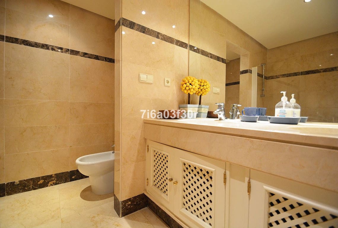 2 sypialnia Apartament na kwatery wakacyjne w Puerto Banus z basenem garażem - 1 500 € (Ref: 9996242)
