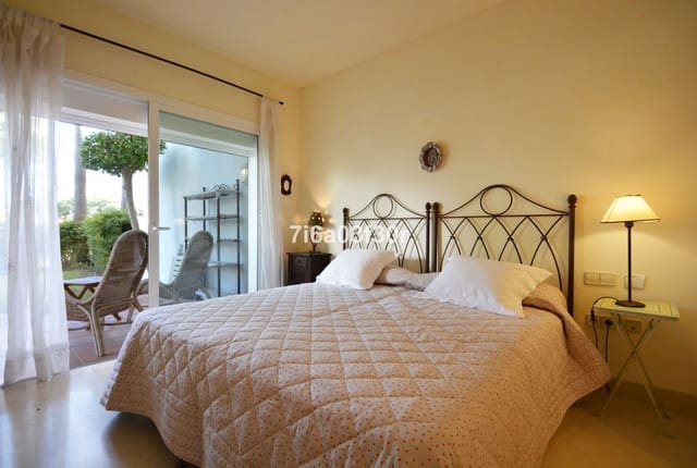 Appartement de 2 chambres de location de vacances à Puerto Banus, Marbella avec piscine garage - 1 500 € (Ref: 9996242)